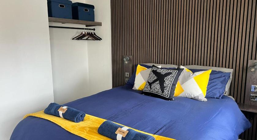 AeroSuites Luton - SHARED AND PRIVATE Accommodations mins from Luton Airport,FREE selected Breakfast