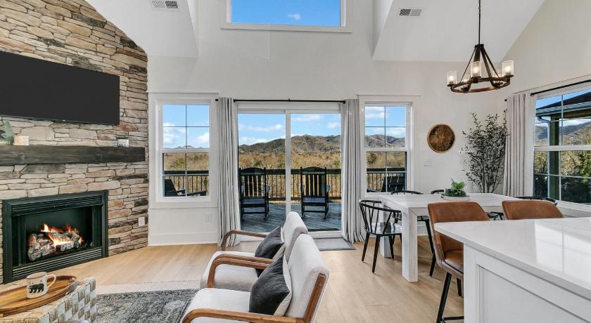Black Mountain Getaway with Stunning Views