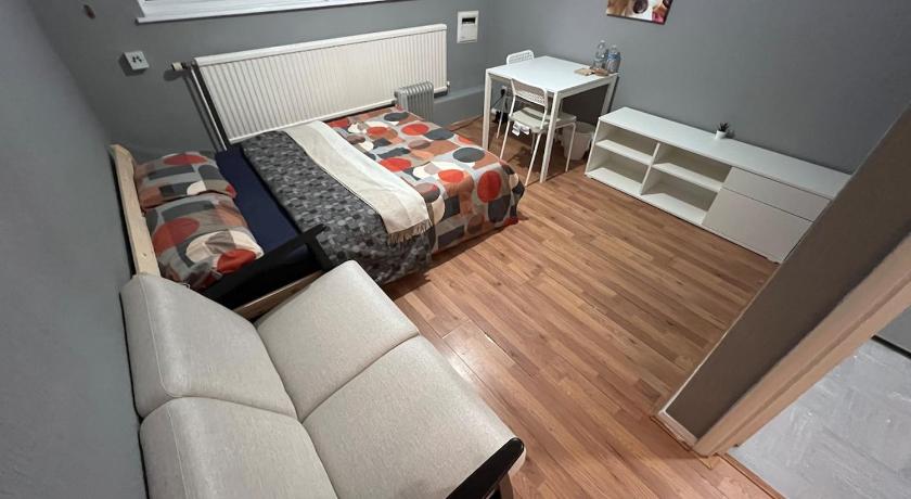 Budget Accommodation Central Guildford 1 BR Top of Friary