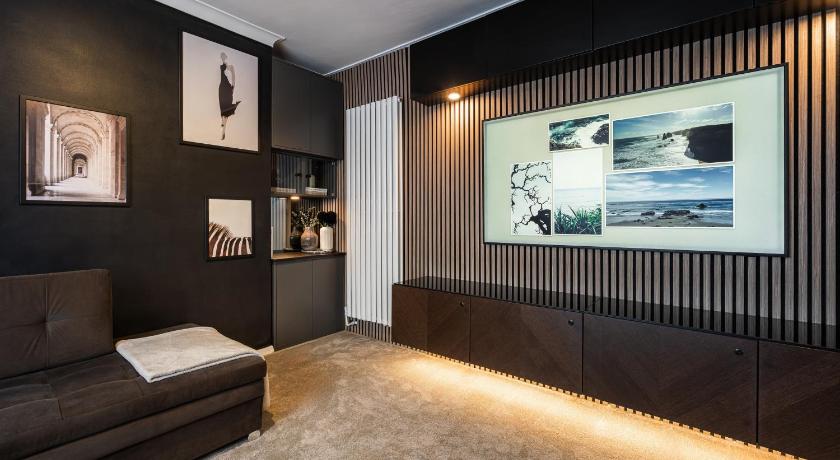 The Studio, Luxury 3 Bed Home with Parking