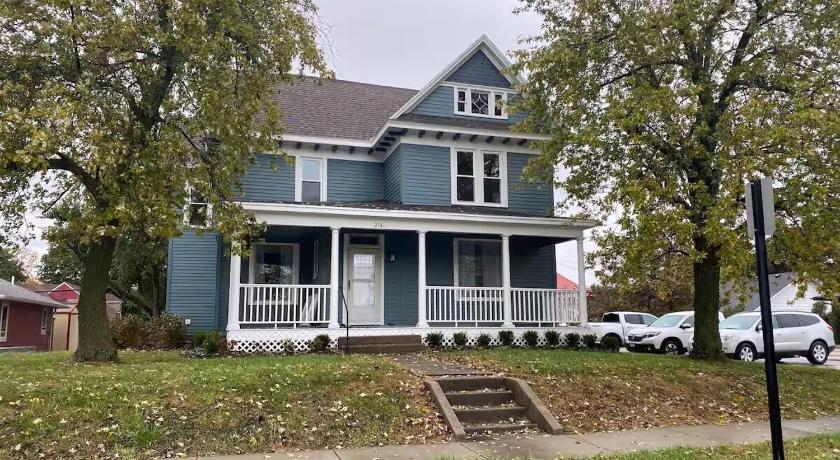 Blue House on Main - Pet Friendly