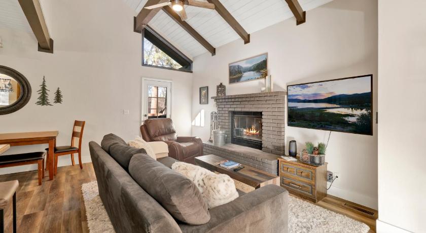 Bear Paws and Rest Retreat Moonridge Modern Chalet w/ Games