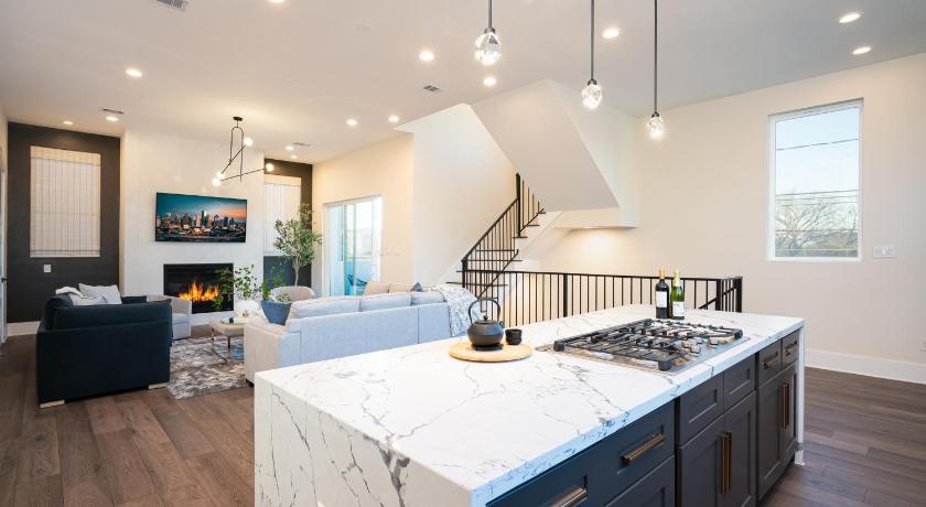 Houston Modern Luxury Walkable, Spacious, Elegant