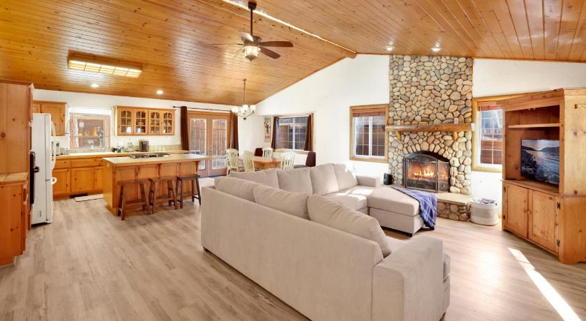 Oriole House- Walk to Lake Chalet w/ Hot Tub