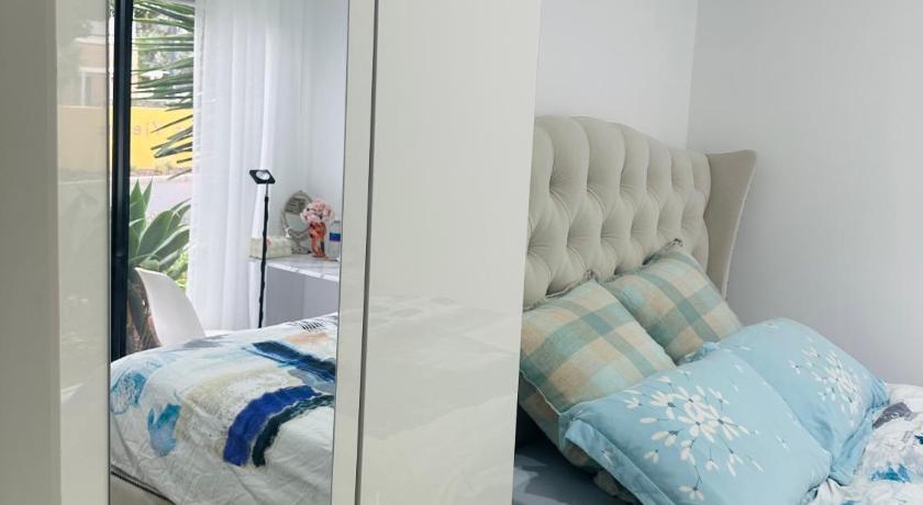 Premium Snooze Queen Bed Petite Room