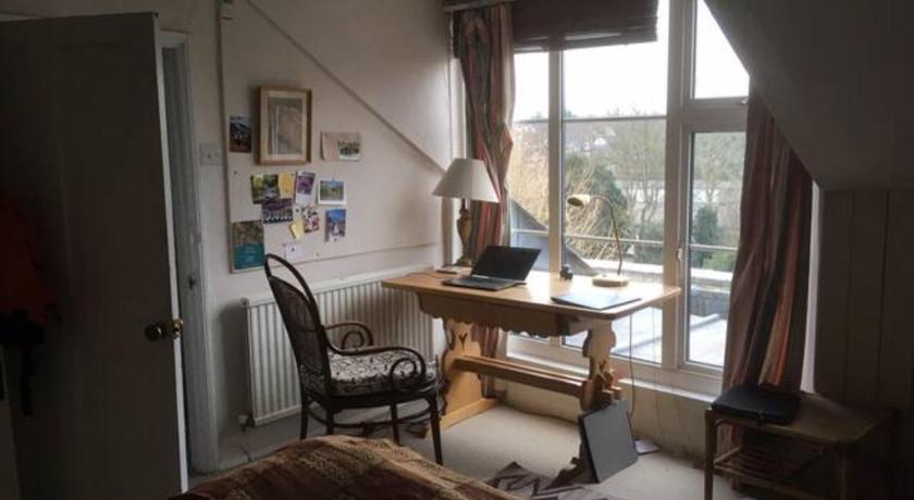 Private attic in Georgian townhouse with free parking