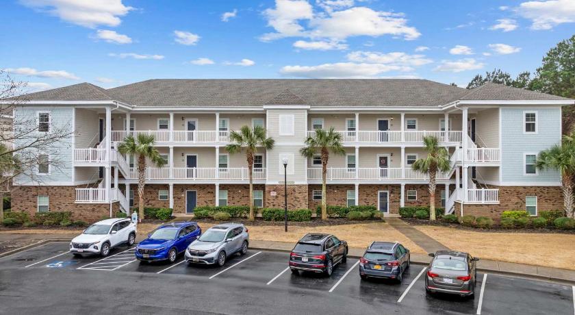 Spacious 2BR Retreat with Pool Access - Barefoot