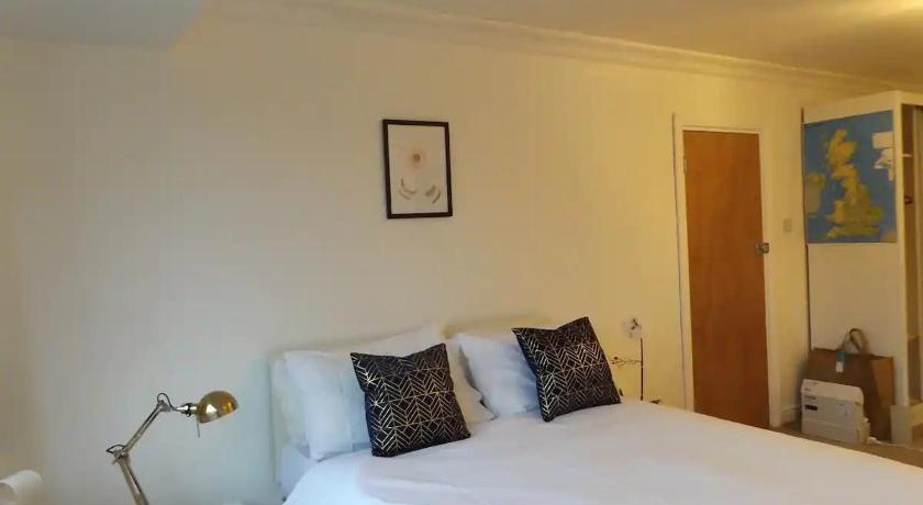 Lovely Bright Room in Coventry