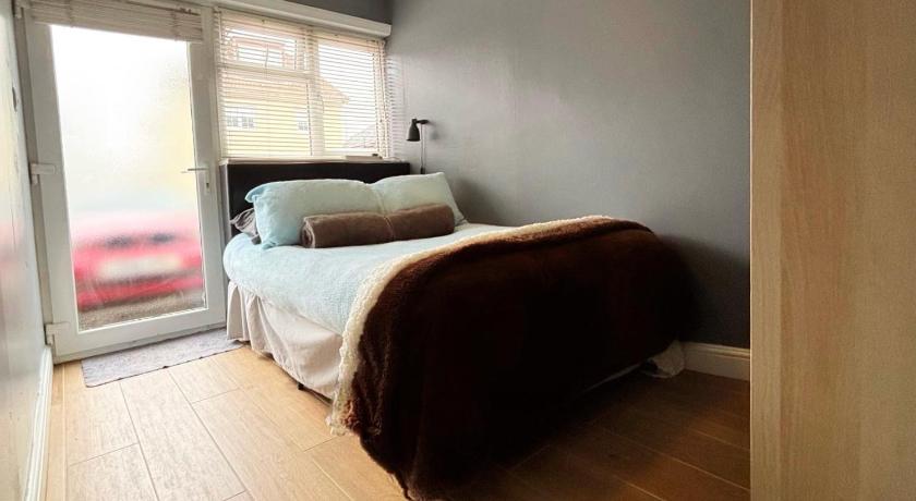 Shirley Apartments, Cozy Studio, Self Check in, 10 min Drive to City Centre, Walking to Redbridge Tr