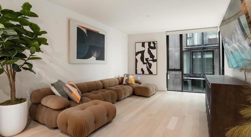 Luxurious 2-Bedroom Retreat in Santa Monica