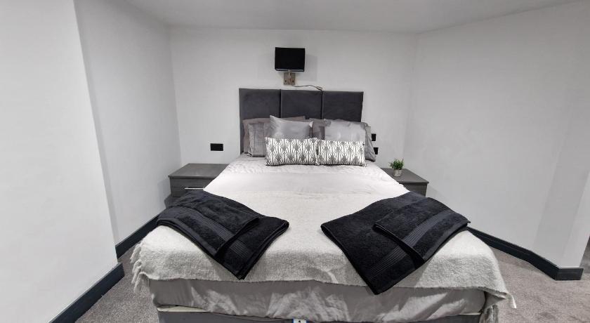 Stylish 3 bed 3 ensuites house with parking & garden