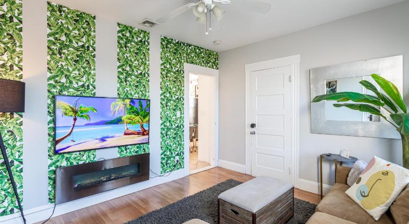 Sunny & Spacious 2BD 1BA WFH Apt-Huge Yard & Patio