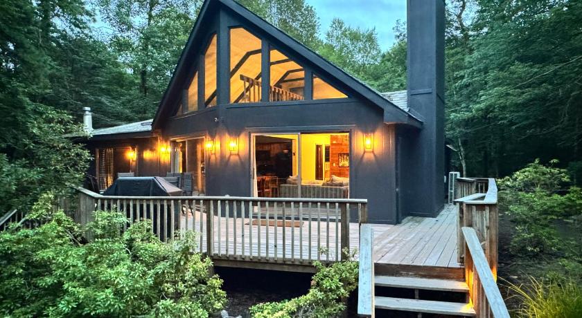 Luxe Lake Harmony Home, Game Room, Firepit, Deck