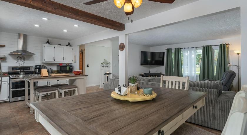 Cozy and Bright 3br apartment 15 min to DT Avl