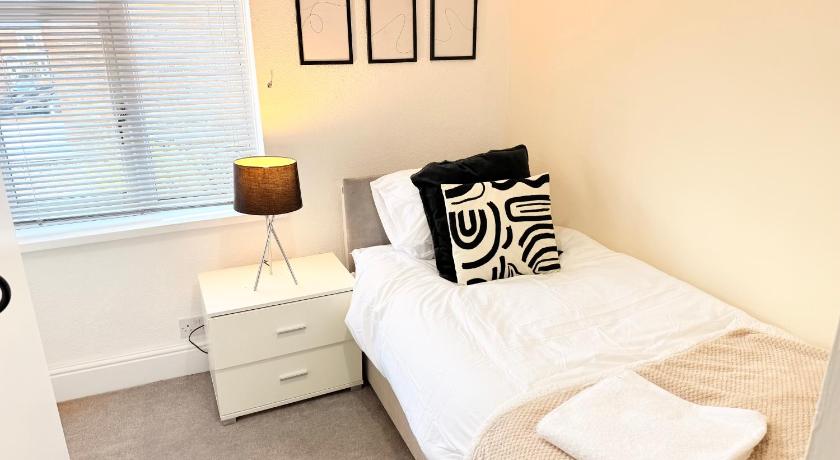 Amazing 3 Bedroom Property, smart TV, 5G WIFI, Free on street parking, close to city center and MKM 