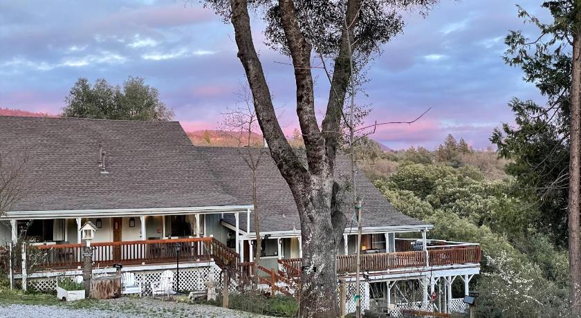 Sierra Mountain Lodge - Vacation Rentals - Yosemite