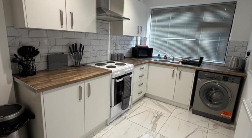 Contractor and Family, Private Detached Property DY5