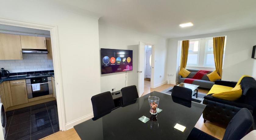 3 Bedrooms Spacious House, Separate Reception, 2 Full Bathrooms, Parking, Garden