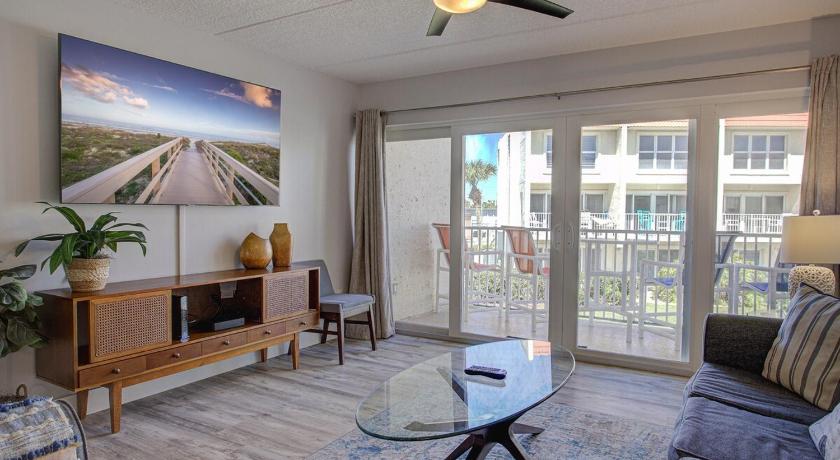 Beautiful Ocean Side 2 Bedroom Condo with Pool