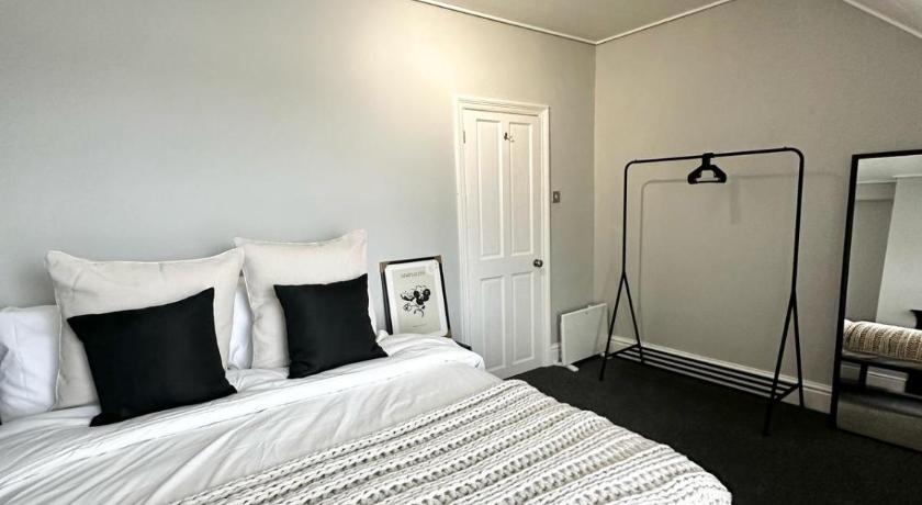 Luxury 5 bed Salford home free parking