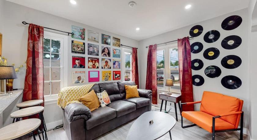 groovy apartment in the heart of the city