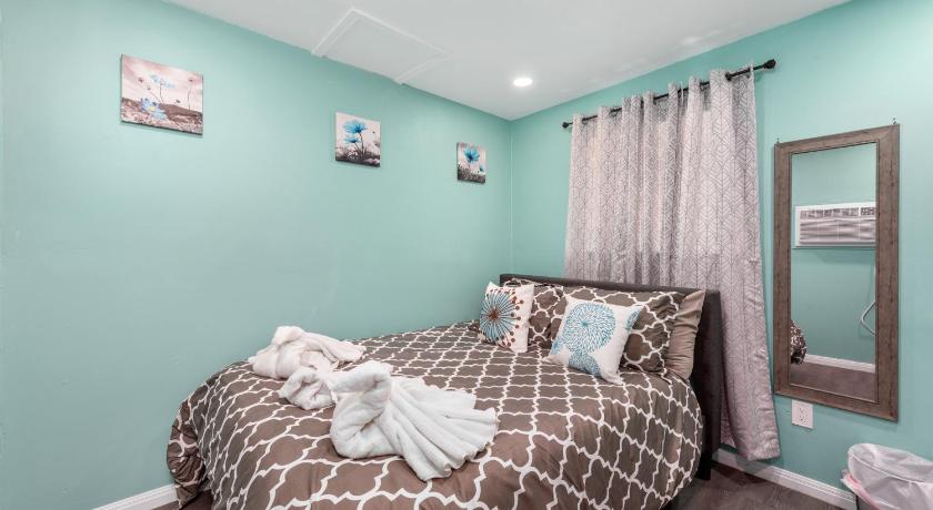 Tiny & Chic Heights Hideaway with Free Parking