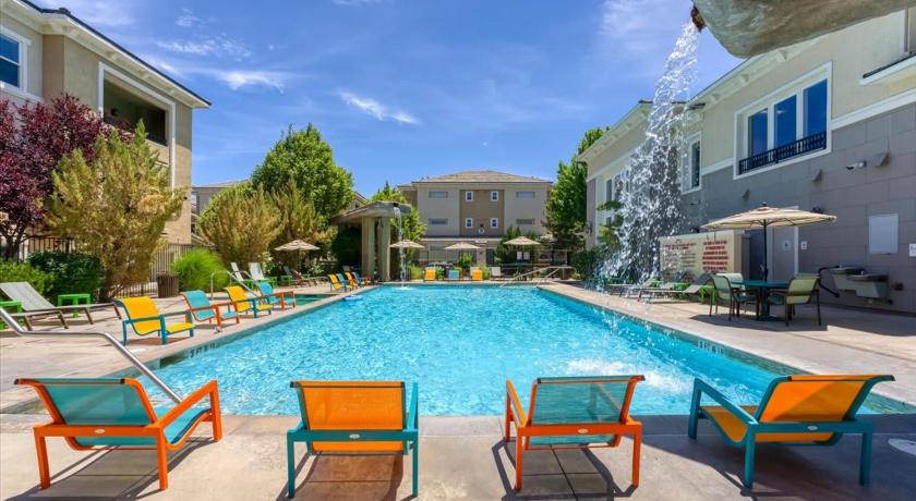 New Stylish 1BR Apt with Heated Pool Gym & Yoga Studio