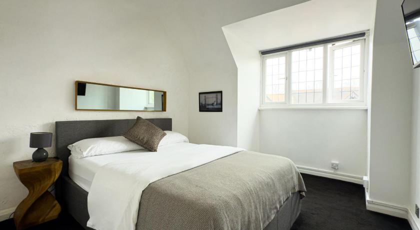 One-Bedroom flat in Cheam Village