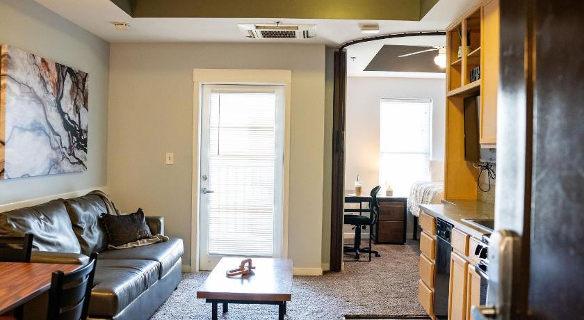 Chic City Apartment with parking Canal View RoofDeck