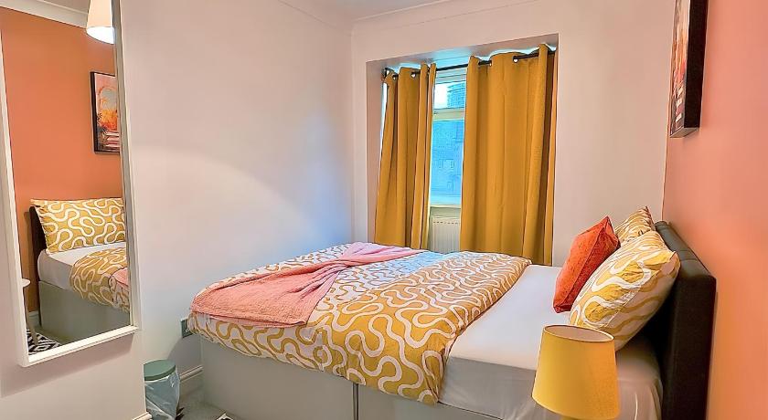 Zayd - Cozy Garden, Gunwharf Quays, Portsmouth Harbour Train Station, Close parking, Sleeps 1-8 Comf