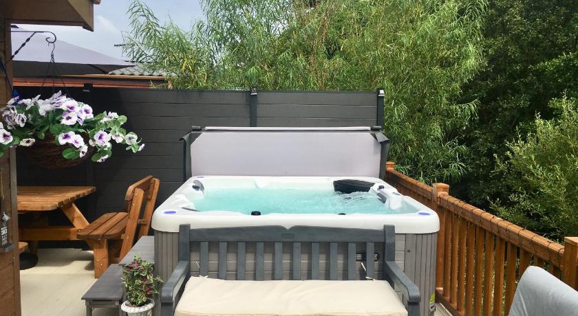 Logi-Bear Lodge with Hot Tub