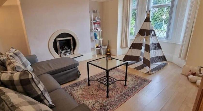 Spacious 4BD with great links to Manchester centre