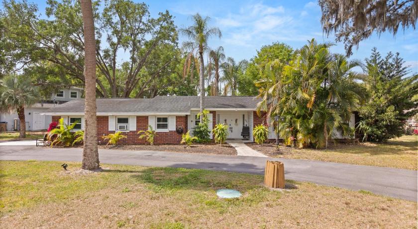 Luxury Home, Workspace, Movie Room and BBQ