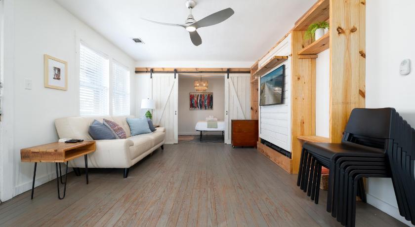 Be a Nomad - Charming bch cottage - 3 blks to bch