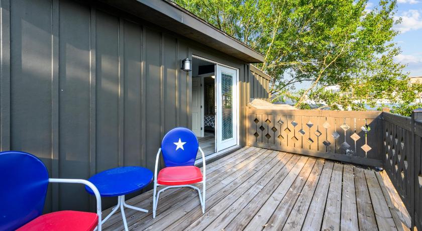 Cozy & Spacious Montrose Retreat with 3BR Near Houston Attractions
