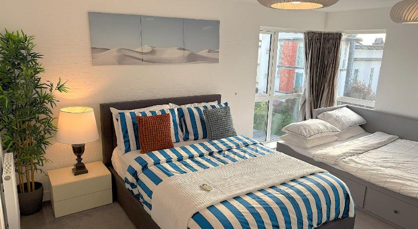 Luxury Rooms - Pick a Room - Free Parking & Kitchen Access, Near Etihad Stadium, The Coop Live & Pic