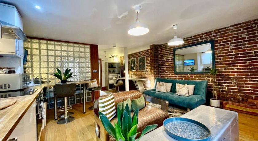 By The Beach Large Central Stylish Studio for 4 Guests