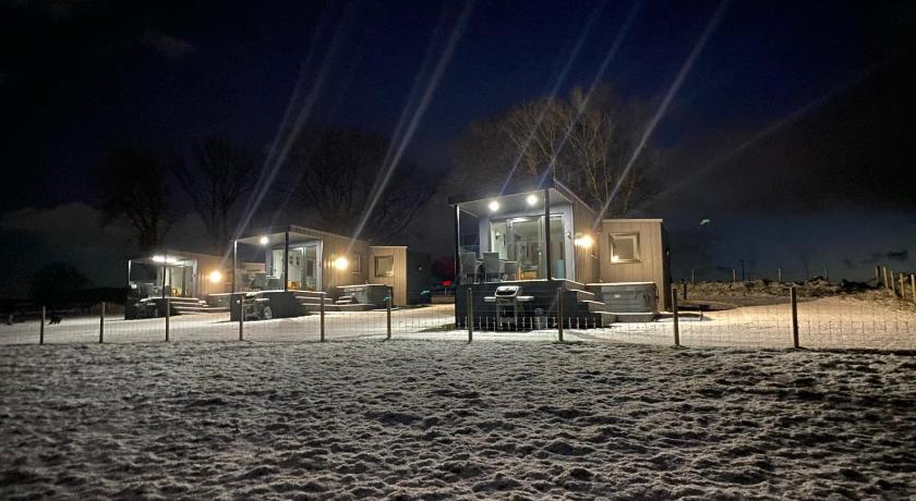 Stunning 2 Bed Glamping Cabin with private Hot Tub - Pod 1