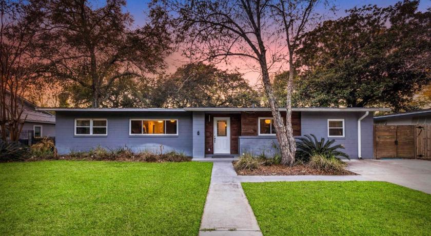 4BR w Private Pool & Fire Pit - 2 MI To Beach