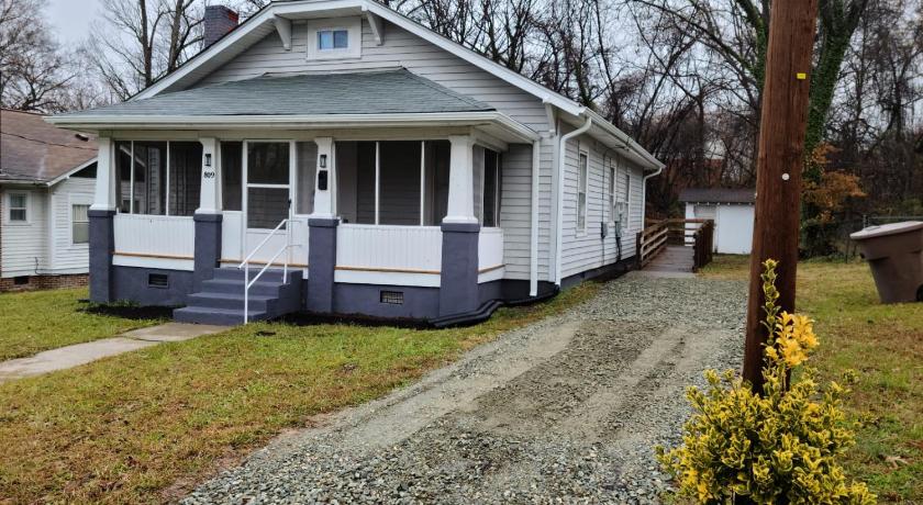 Next to Downtown Greensboro Bungalow Rooms