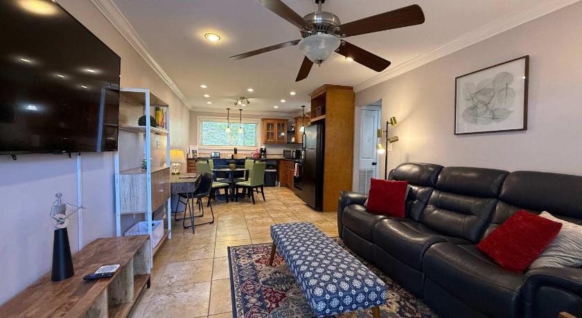 2 BR apartment with laundry pool