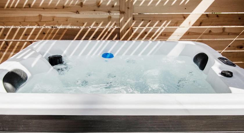 Modern Lux King Suite, cozy Hot tub & Central Omaha!