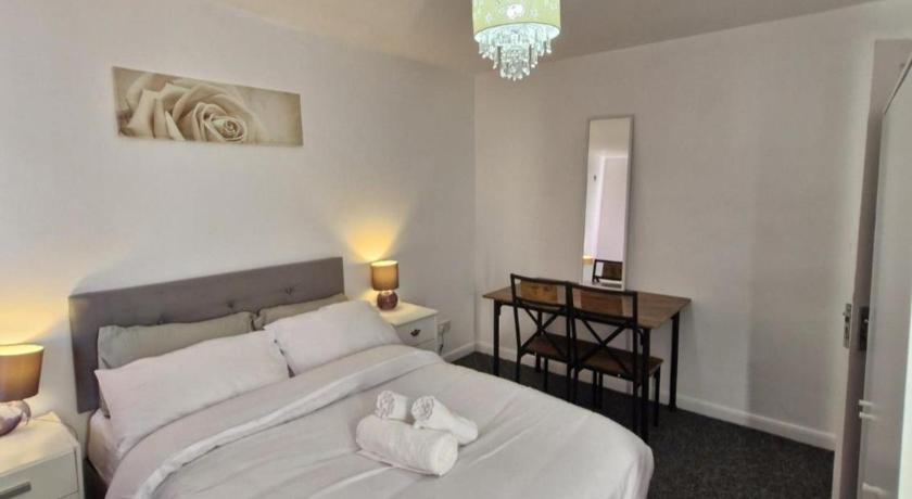 Spacious 3-Bed Home -Private Garden & free Parking