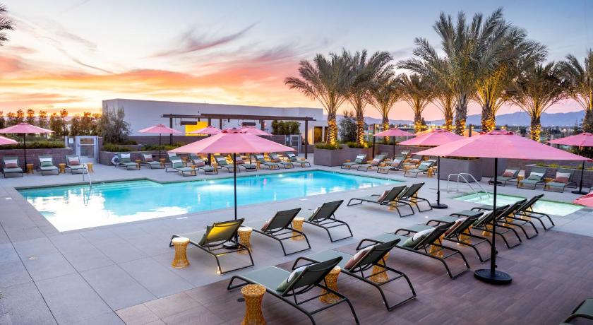 Heart of North Hollywood 2 bed Apt FREE parking, hot tub, pool, gym