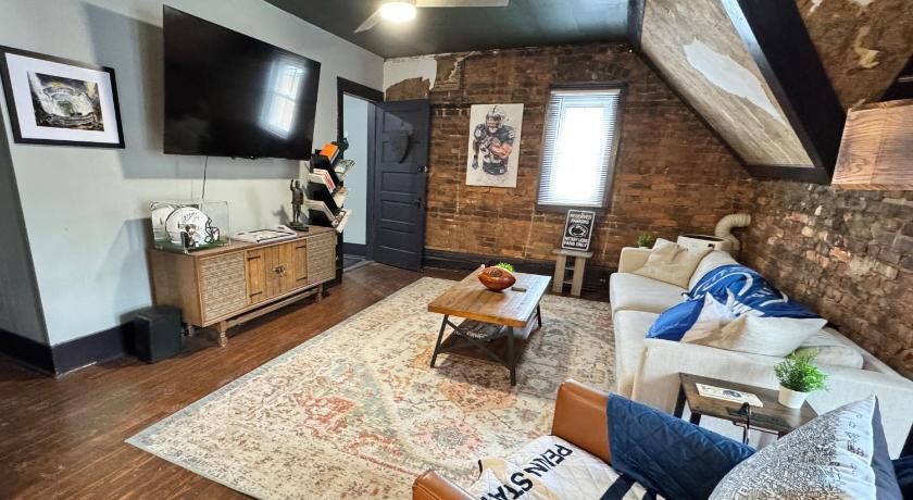 Stylish, Penn State-Themed Historic Getaway 2 Blocks from Waterfront