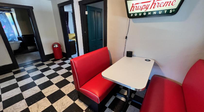 Cool, Retro Getaway in Heart of Downtown