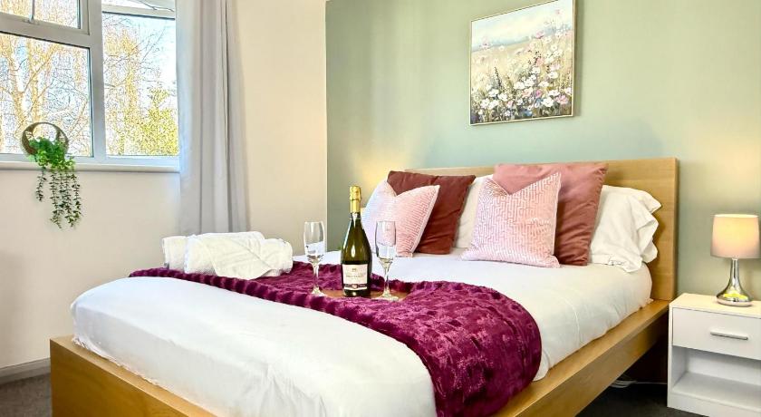 Stylish 3-Bedroom House with Garden & Free Parking's, Prime location with private garden