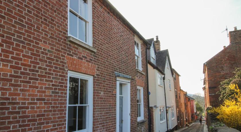 10 Upper Linney