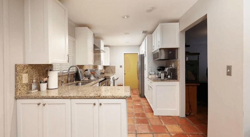 Cozy Home Near Airport,fast EV Charger & Theater