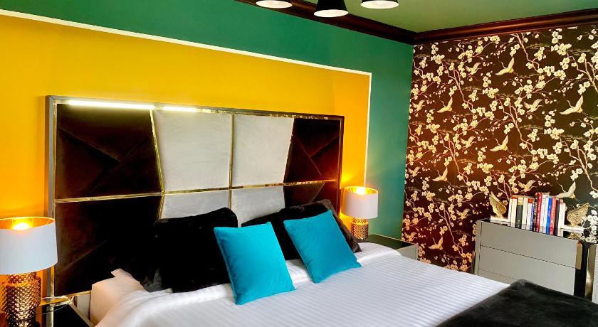 Private Bedroom & Bathroom with Amazing View in Quirky Townhouse